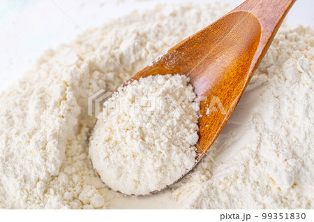小麦粉をすくう 99351830