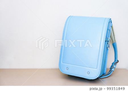 ランドセル が机の上に置かれている 【 小学校 入学 の イメージ 】 99351849