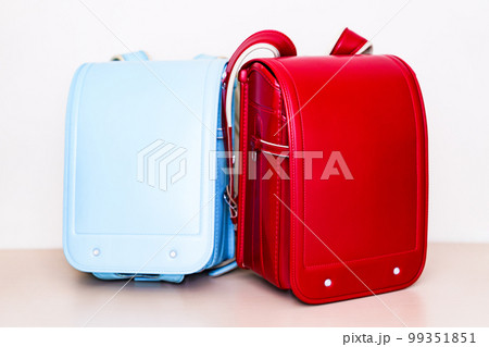 ランドセル が机の上に置かれている 【 小学校 入学 の イメージ 】 99351851