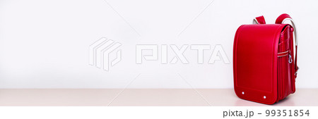 ランドセル が机の上に置かれている 【 小学校 入学 の イメージ 】 99351854