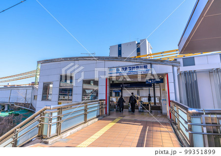 日本の横浜都市景観　京急東神奈川駅などを望む 99351899