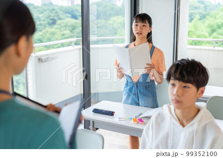 勉強する学生 勉強する学生 99352100