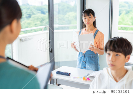 勉強する学生 勉強する学生 99352101