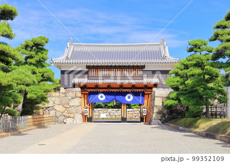 【香川県】晴天の史跡高松城跡・桜御門（玉藻公園） 99352109
