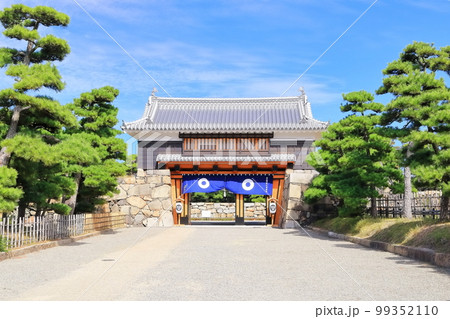 【香川県】晴天の史跡高松城跡・桜御門（玉藻公園） 99352110