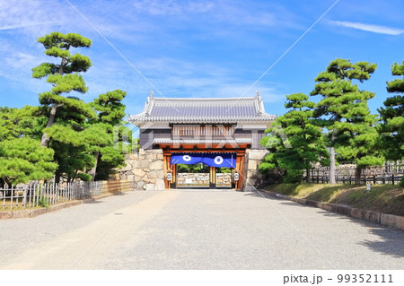 【香川県】晴天の史跡高松城跡・桜御門（玉藻公園） 99352111