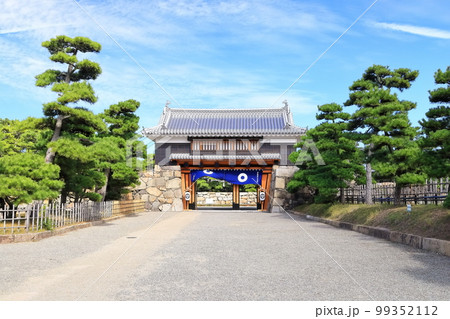 【香川県】晴天の史跡高松城跡・桜御門（玉藻公園） 99352112
