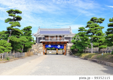 【香川県】晴天の史跡高松城跡・桜御門(玉藻公園) 【香川県】晴天の史跡高松城跡・桜御門(玉藻公園) 99352115