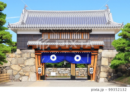 【香川県】晴天の史跡高松城跡・桜御門(玉藻公園) 【香川県】晴天の史跡高松城跡・桜御門(玉藻公園) 99352132