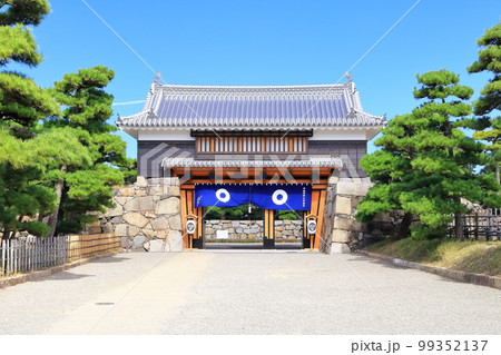 【香川県】晴天の史跡高松城跡・桜御門(玉藻公園) 【香川県】晴天の史跡高松城跡・桜御門(玉藻公園) 99352137