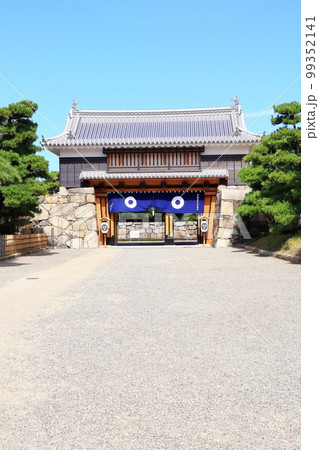 【香川県】晴天の史跡高松城跡・桜御門(玉藻公園) 【香川県】晴天の史跡高松城跡・桜御門(玉藻公園) 99352141