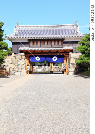 【香川県】晴天の史跡高松城跡・桜御門(玉藻公園) 【香川県】晴天の史跡高松城跡・桜御門(玉藻公園) 99352142