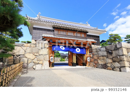 【香川県】晴天の史跡高松城跡・桜御門(玉藻公園) 【香川県】晴天の史跡高松城跡・桜御門(玉藻公園) 99352146