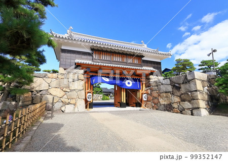 【香川県】晴天の史跡高松城跡・桜御門（玉藻公園） 99352147