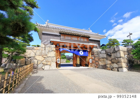 【香川県】晴天の史跡高松城跡・桜御門（玉藻公園） 99352148