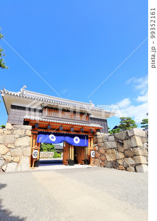 【香川県】晴天の史跡高松城跡・桜御門(玉藻公園) 【香川県】晴天の史跡高松城跡・桜御門(玉藻公園) 99352161