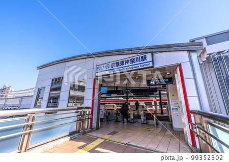 日本の横浜都市景観　京急東神奈川駅などを望む 99352302