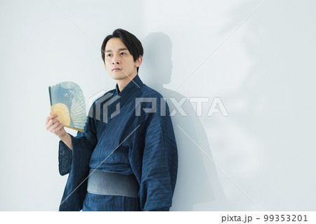 浴衣の男性  99353201