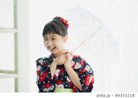 浴衣の小学生の女の子 浴衣の小学生の女の子 99353218
