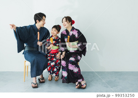 浴衣の小学生の女の子　　  99353250