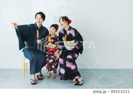 浴衣の小学生の女の子 浴衣の小学生の女の子 99353251