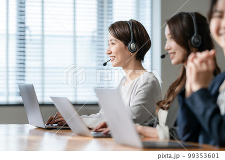 オペレーター 3人 ビジネス オペレーター 3人 ビジネス 99353601