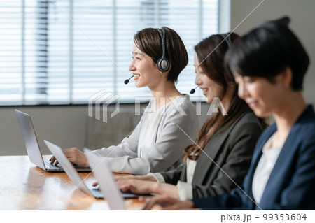 オペレーター　3人　ビジネス 99353604