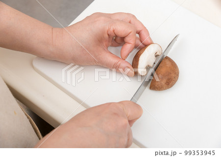 【ミドル主婦がシイタケを半分に切る】 99353945