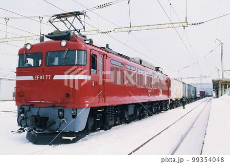 雪景色の大館に到着したEF81形電気機関車(EF81形77号機) 雪景色の大館に到着したEF81形電気機関車(EF81形77号機) 99354048