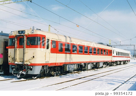 雪景色の大館に停車するキハ58系ディーゼルカー 99354172