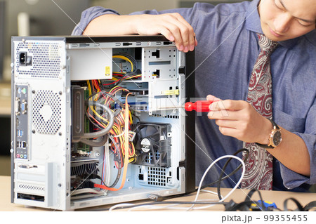 デスクトップPCの内部を開けて作業をする若い男性　セッティング　キッティング　ビジネスイメージ 99355455