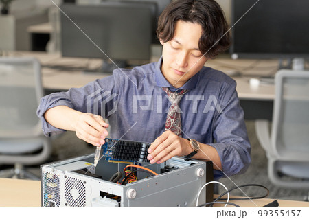 PCを開けてボードをセッティングする男性スタッフ　セッティング　キッティング　ビジネスイメージ 99355457