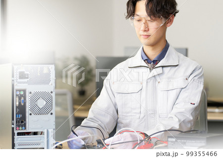 電子回路をチェックする男性スタッフ 電気エンジニア 機械エンジニア ビジネスイメージ 電子回路をチェックする男性スタッフ 電気エンジニア 機械エンジニア ビジネスイメージ 99355466