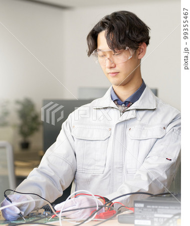 電子回路をチェックする男性スタッフ 電気エンジニア 機械エンジニア ビジネスイメージ 電子回路をチェックする男性スタッフ 電気エンジニア 機械エンジニア ビジネスイメージ 99355467