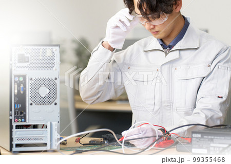 電子回路をチェックする男性スタッフ　電気エンジニア　機械エンジニア　ビジネスイメージ 99355468