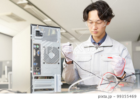 電子回路をチェックする男性スタッフ　電気エンジニア　機械エンジニア　ビジネスイメージ 99355469