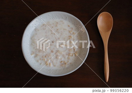 牛乳をかけたオートミール・黒バック 牛乳をかけたオートミール・黒バック 99356220