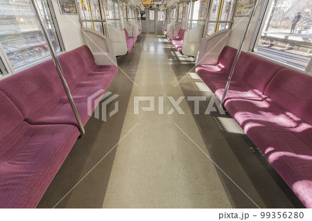 京王線 新宿行き 府中駅 府中駅ホーム 車内 座席 ドア 京王線 新宿行き 府中駅 府中駅ホーム 車内 座席 ドア 99356280