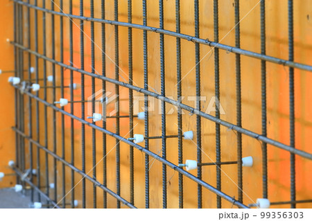 壁のシングル配筋と型枠建て込み　イメージ 99356303