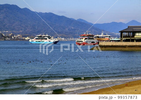 安芸の宮島へ… 海の玄関口とフェリー 安芸の宮島へ… 海の玄関口とフェリー 99357873
