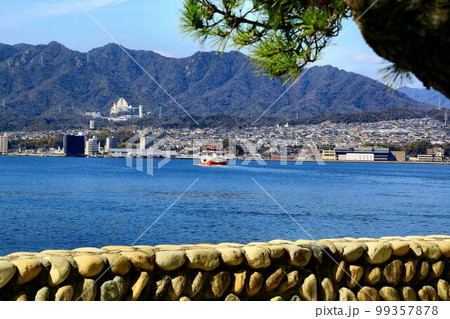 安芸の宮島へ… 海の玄関口とフェリー 99357878