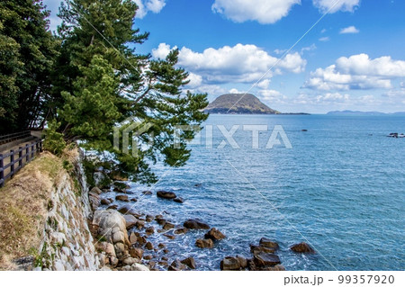 唐津城から眺めた高島の遠景 99357920