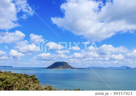 唐津城から眺めた高島の遠景 99357923