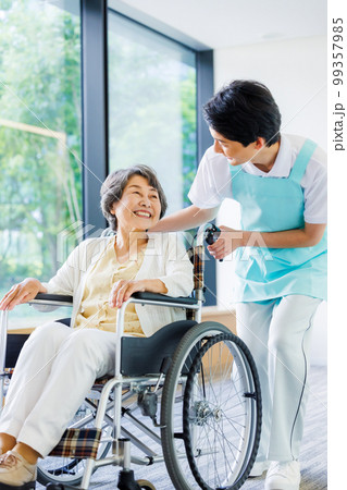 介護施設の高齢者とスタッフ　撮影協力「LINK FOREST」 99357985