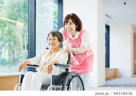 介護施設の高齢者とスタッフ　撮影協力「LINK FOREST」 99358036