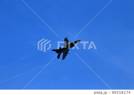 首都防空の要『百里基地』の上空を高機動飛行するF-2ジェット戦闘機 99358174