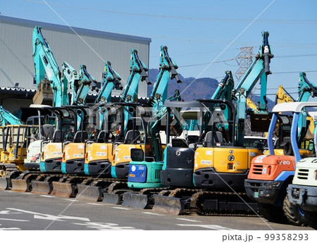 工事現場に配備された重機 工事現場に配備された重機 99358293