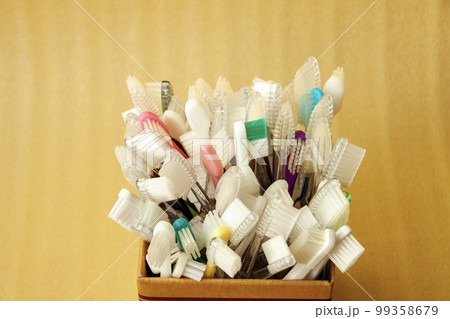 使い捨て歯ブラシ（ホテルのアメニティ） 99358679