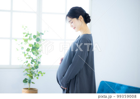 妊婦　リビング 99359008