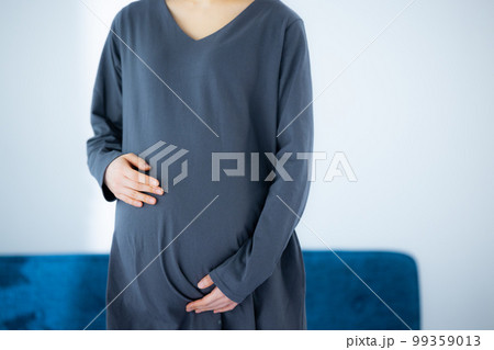 妊婦　リビング 99359013